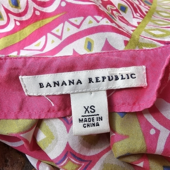 100% Silk Geometric Print Pink And Green Bib Front Banana Republic Top, Size XS - Picture 8 of 9